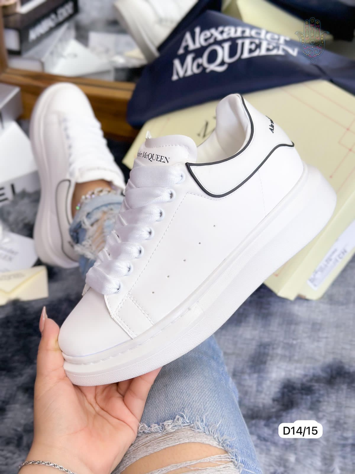 Tenis blancos estilo Alexander McQueen, con diseño moderno y detalles de lujo, perfectos para un look casual.