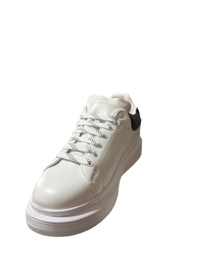 Blanco y negro tenis casuales estilo Alexander McQueen, con diseño moderno y detalles de lujo.